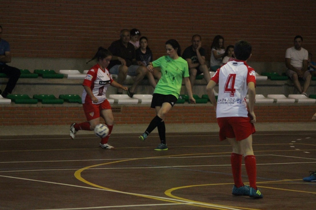 Algunas imágenes del encuentro femenino que enfrentó al equipo de Valverde y Almendral con el Santa Teresa en el pabellón polideportivo (28-05-2019)