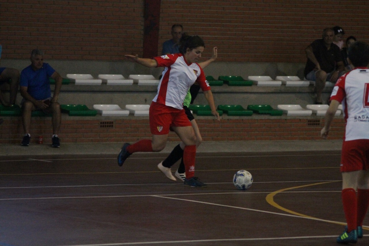 Algunas imágenes del encuentro femenino que enfrentó al equipo de Valverde y Almendral con el Santa Teresa en el pabellón polideportivo (28-05-2019)