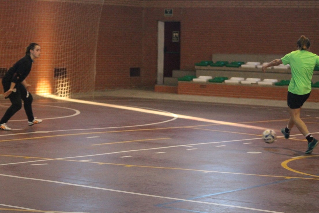Algunas imágenes del encuentro femenino que enfrentó al equipo de Valverde y Almendral con el Santa Teresa en el pabellón polideportivo (28-05-2019)