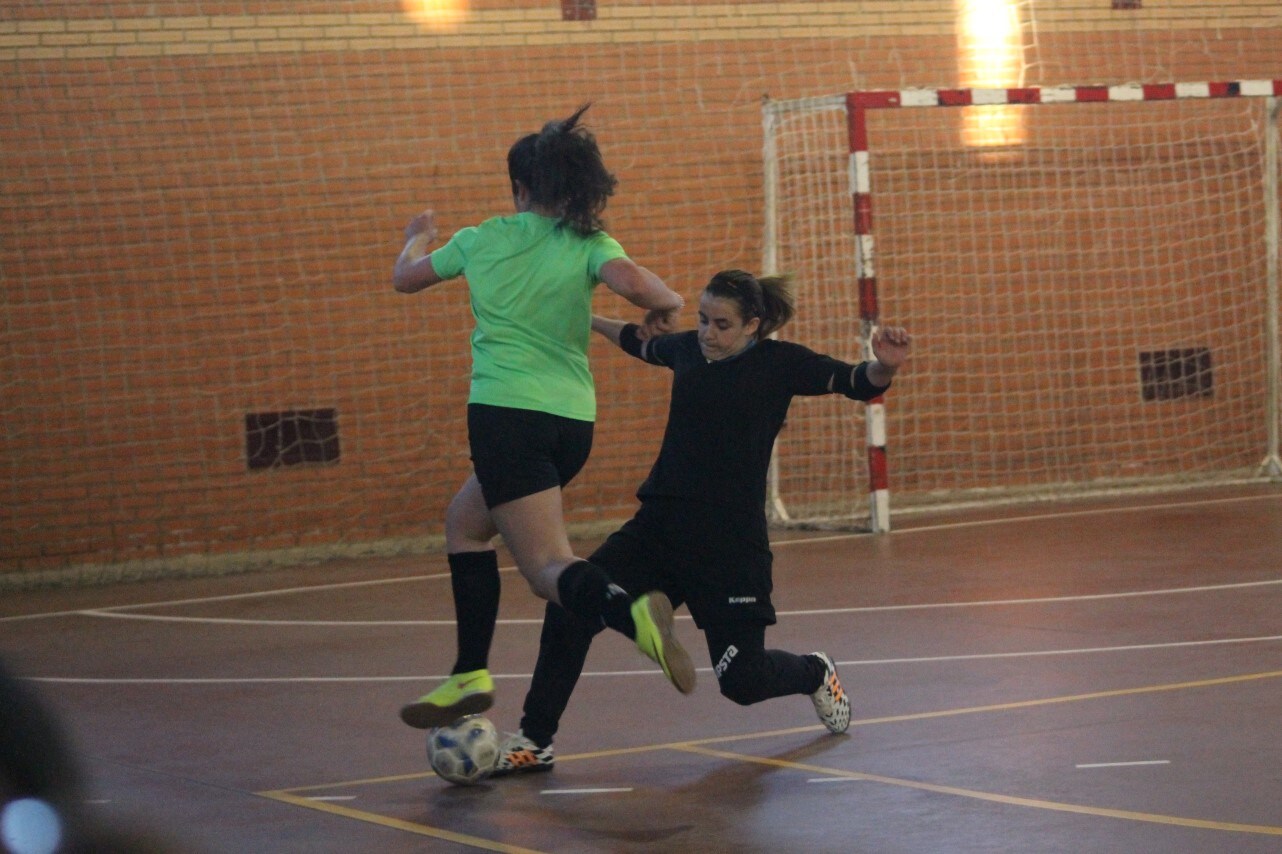 Algunas imágenes del encuentro femenino que enfrentó al equipo de Valverde y Almendral con el Santa Teresa en el pabellón polideportivo (28-05-2019)