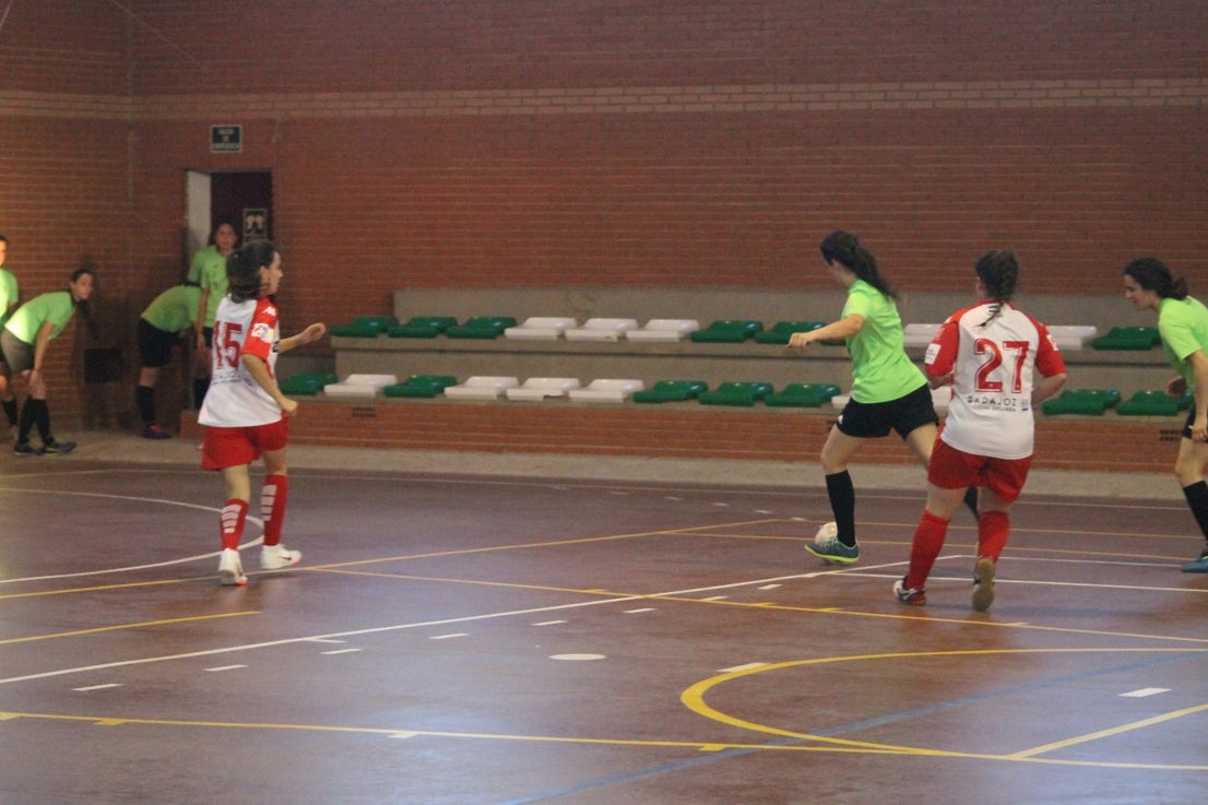 Algunas imágenes del encuentro femenino que enfrentó al equipo de Valverde y Almendral con el Santa Teresa en el pabellón polideportivo (28-05-2019)