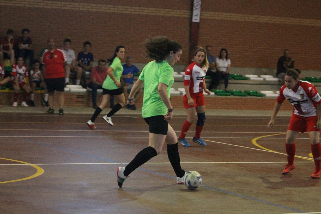 Algunas imágenes del encuentro femenino que enfrentó al equipo de Valverde y Almendral con el Santa Teresa en el pabellón polideportivo (28-05-2019)