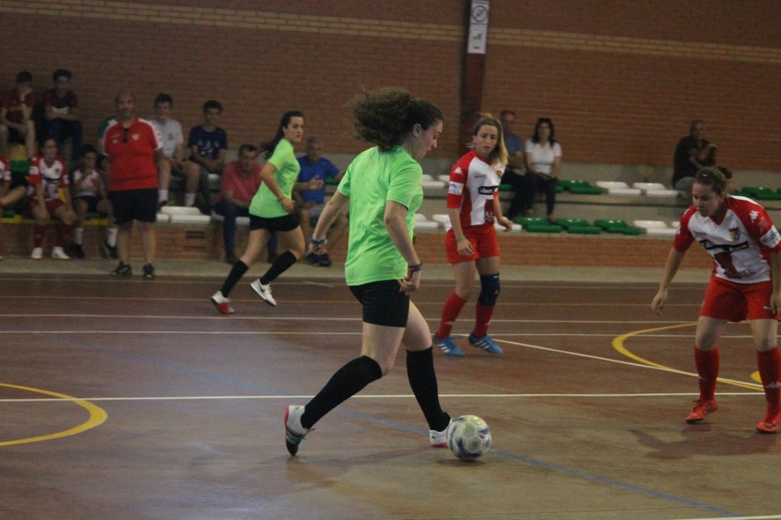 Algunas imágenes del encuentro femenino que enfrentó al equipo de Valverde y Almendral con el Santa Teresa en el pabellón polideportivo (28-05-2019)