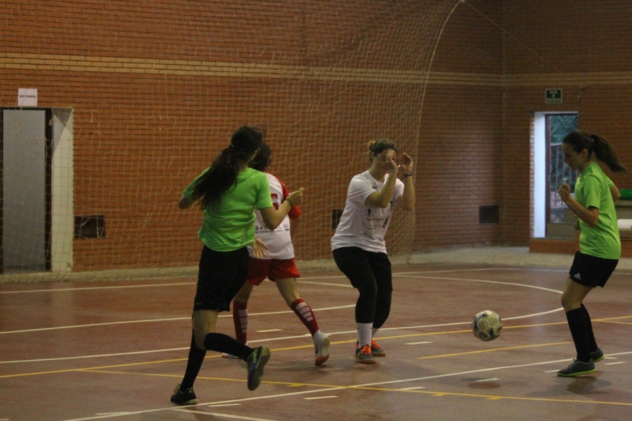 Algunas imágenes del encuentro femenino que enfrentó al equipo de Valverde y Almendral con el Santa Teresa en el pabellón polideportivo (28-05-2019)