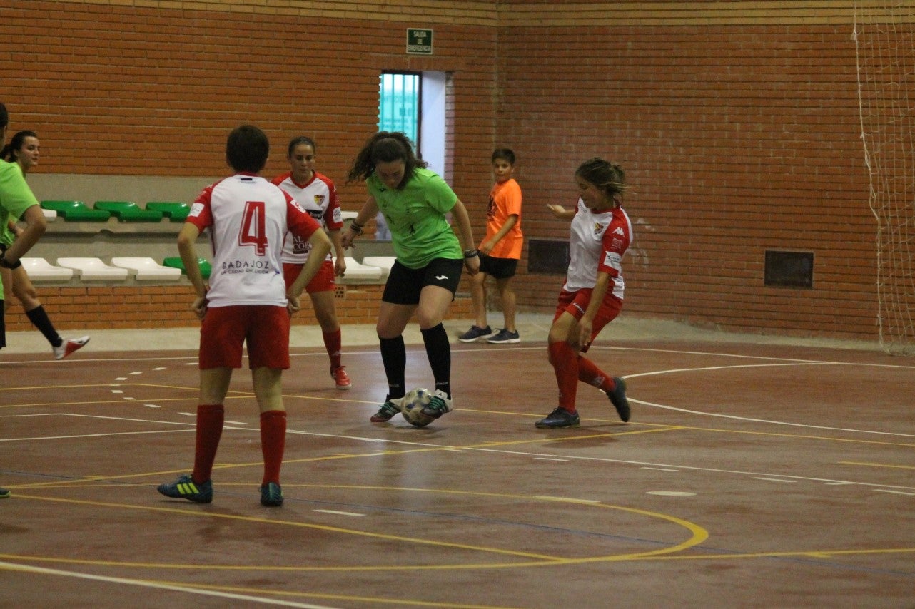 Algunas imágenes del encuentro femenino que enfrentó al equipo de Valverde y Almendral con el Santa Teresa en el pabellón polideportivo (28-05-2019)