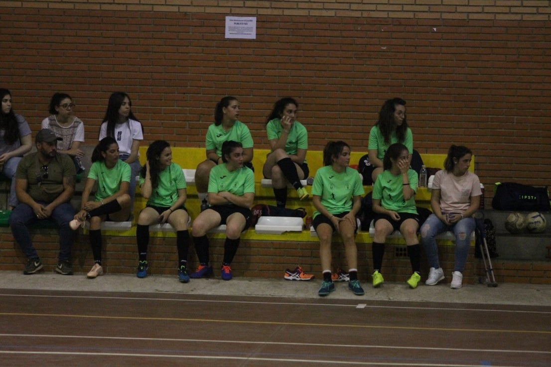 Algunas imágenes del encuentro femenino que enfrentó al equipo de Valverde y Almendral con el Santa Teresa en el pabellón polideportivo (28-05-2019)