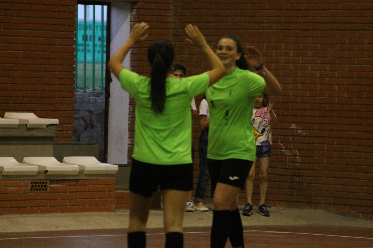 Algunas imágenes del encuentro femenino que enfrentó al equipo de Valverde y Almendral con el Santa Teresa en el pabellón polideportivo (28-05-2019)