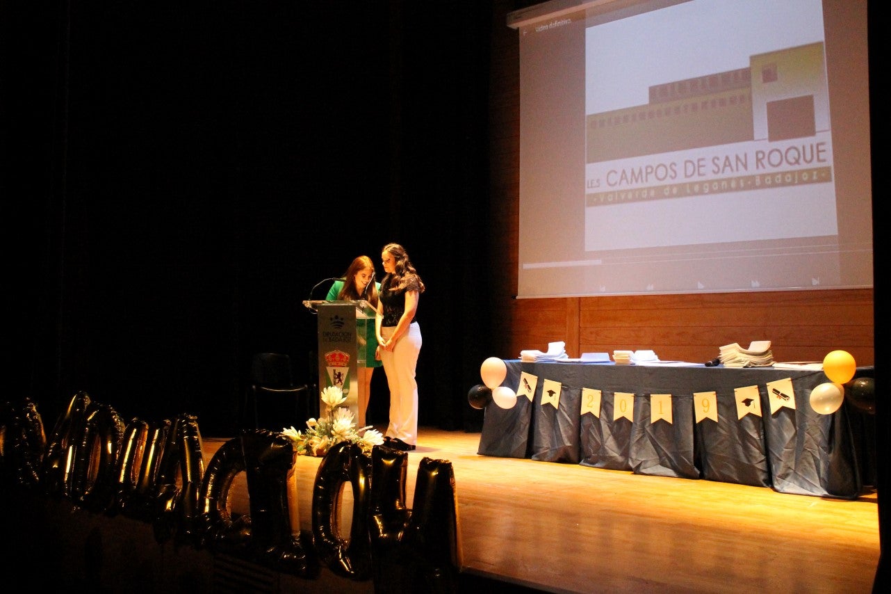 Algunas imágenes de la graduación del IES 'Campos de San Roque' celebrada en la Casa de la Cultura (07-06-2019)