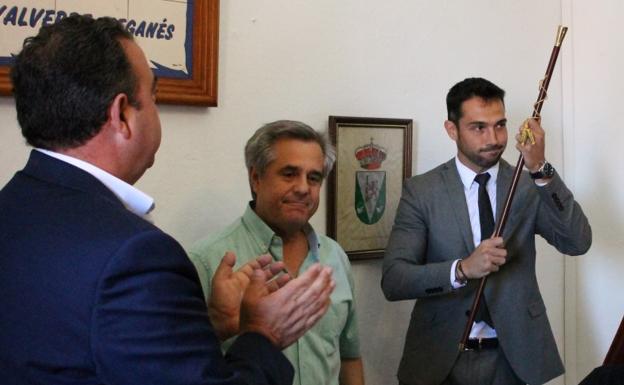 Galería. Manuel Borrego recibe el bastón de las manos de Baldomero Jimeno