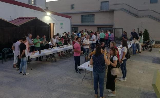 Cena convivencia celebrada junto a las pistas de pádel
