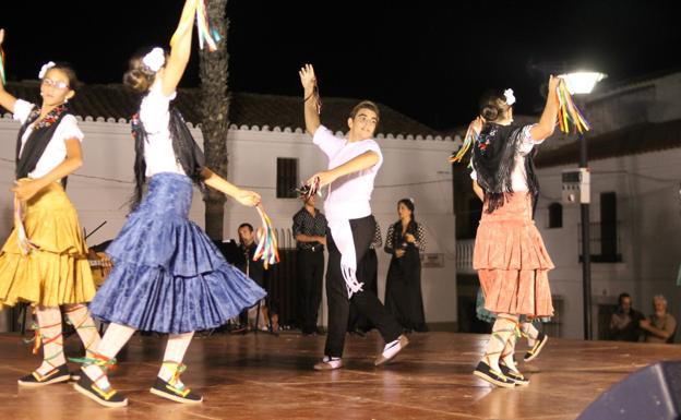 Galería. Actuación de los Coros y Danzas d eTorrox