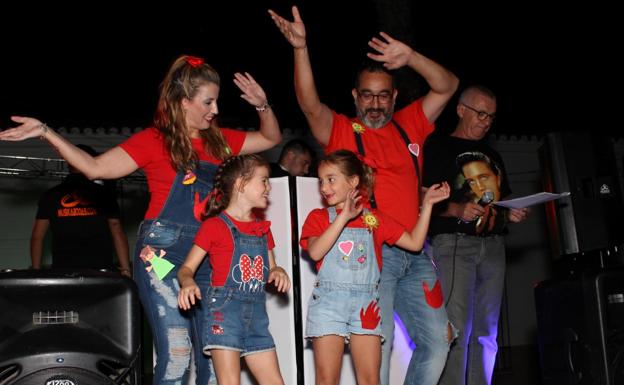 Galería. Las peñas fueron presentándose una a una sobre el escenario