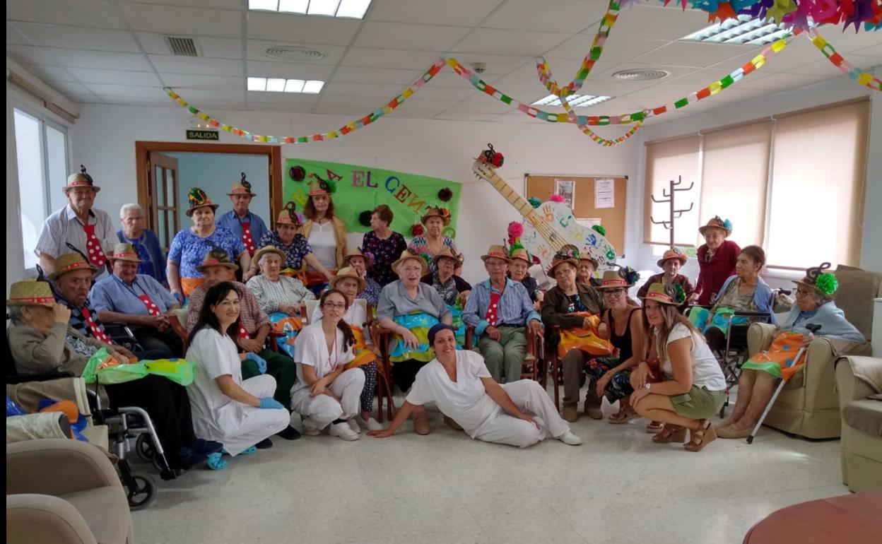 Los mayores del Centro de Día junto a su 'Bartolo'