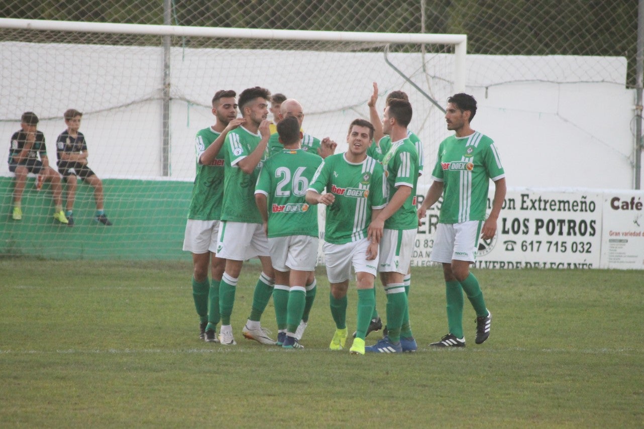 Imágenes del XLVII Trofeo de Piedra Aguda disputado entre el Racing Valverdeño y el Aceuchal, en el Municipal de San Roque y que acabó con victoria local por 4-2 (14-08-2019)