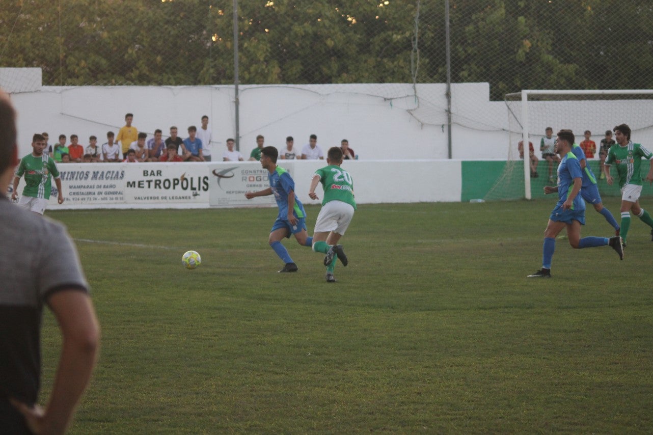 Imágenes del XLVII Trofeo de Piedra Aguda disputado entre el Racing Valverdeño y el Aceuchal, en el Municipal de San Roque y que acabó con victoria local por 4-2 (14-08-2019)
