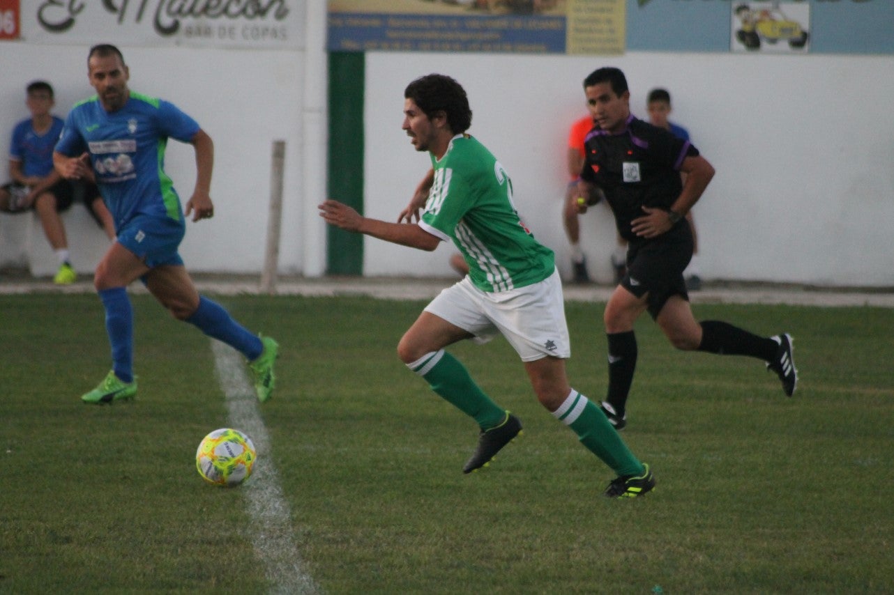 Imágenes del XLVII Trofeo de Piedra Aguda disputado entre el Racing Valverdeño y el Aceuchal, en el Municipal de San Roque y que acabó con victoria local por 4-2 (14-08-2019)