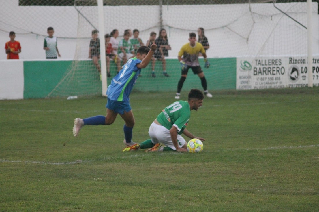 Imágenes del XLVII Trofeo de Piedra Aguda disputado entre el Racing Valverdeño y el Aceuchal, en el Municipal de San Roque y que acabó con victoria local por 4-2 (14-08-2019)