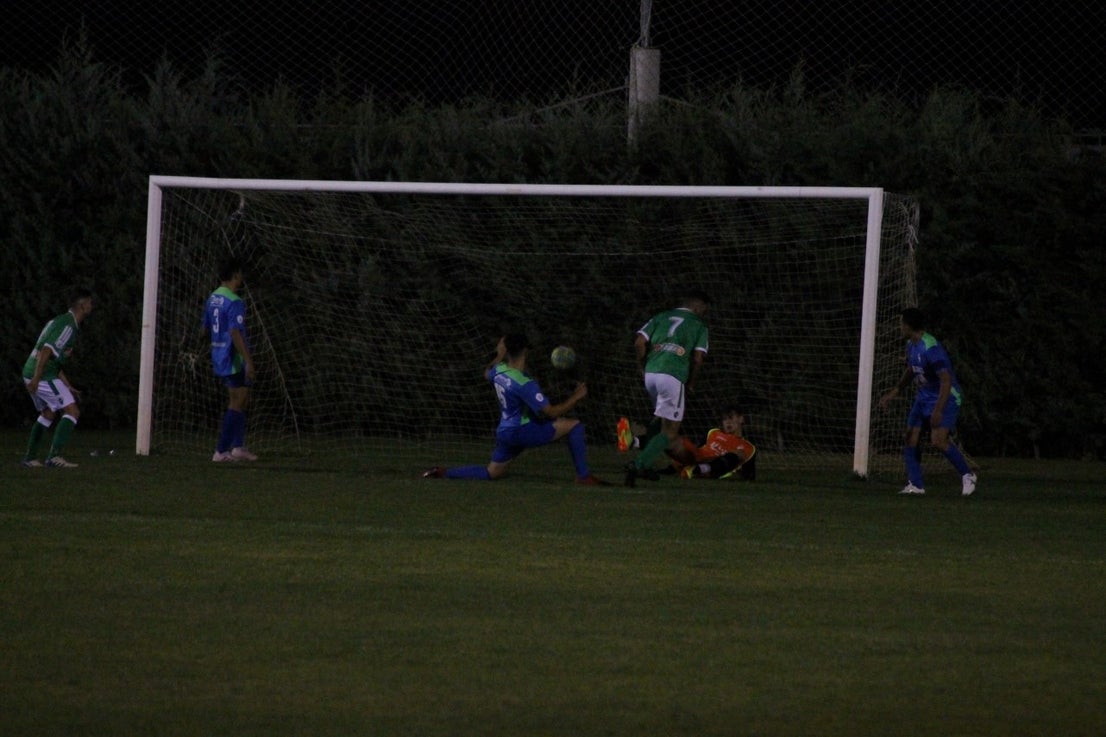 Imágenes del XLVII Trofeo de Piedra Aguda disputado entre el Racing Valverdeño y el Aceuchal, en el Municipal de San Roque y que acabó con victoria local por 4-2 (14-08-2019)