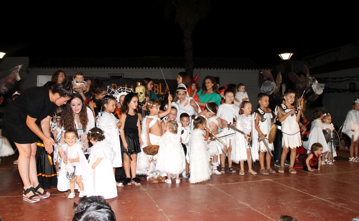 Participantes en el desfile infantil de los personajes de 'La Diabla'