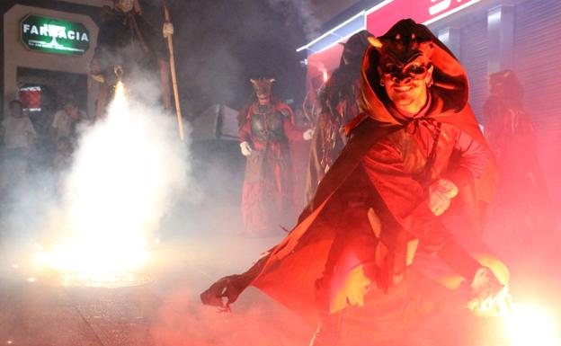 Imagen. Pasacalles del terror con fuegos artificiales