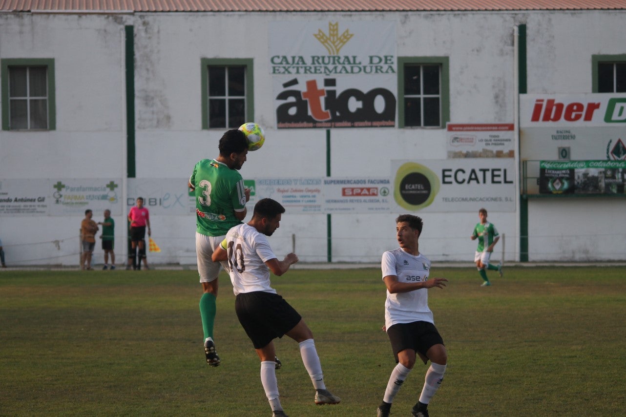Imágenes del encuentro de la primera jornada de liga de Tercera División disputado en el Municipal de San Roque, y que acabó con 2-1 en el marcador (25-08-2019)