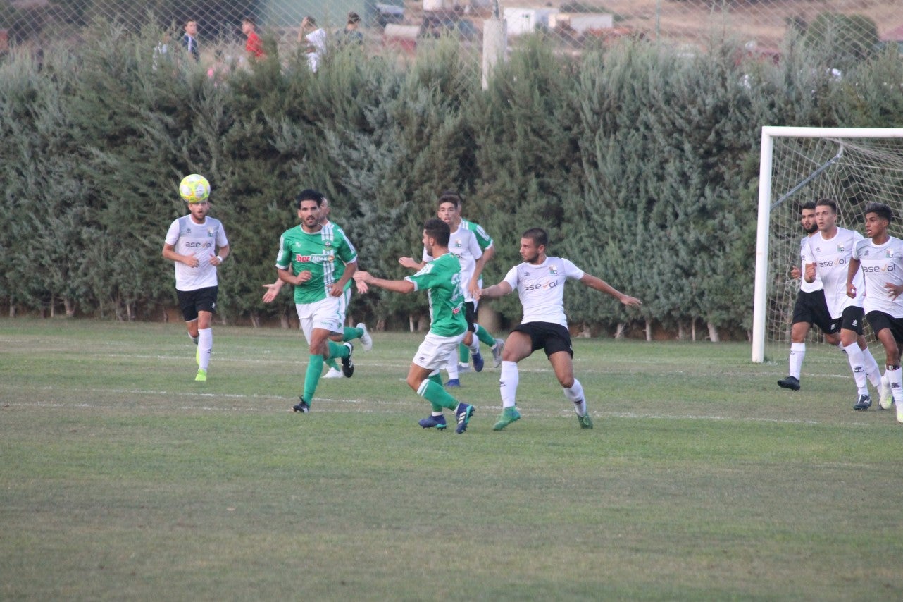 Imágenes del encuentro de la primera jornada de liga de Tercera División disputado en el Municipal de San Roque, y que acabó con 2-1 en el marcador (25-08-2019)