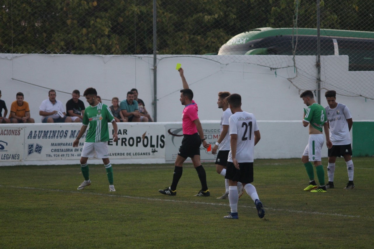 Imágenes del encuentro de la primera jornada de liga de Tercera División disputado en el Municipal de San Roque, y que acabó con 2-1 en el marcador (25-08-2019)