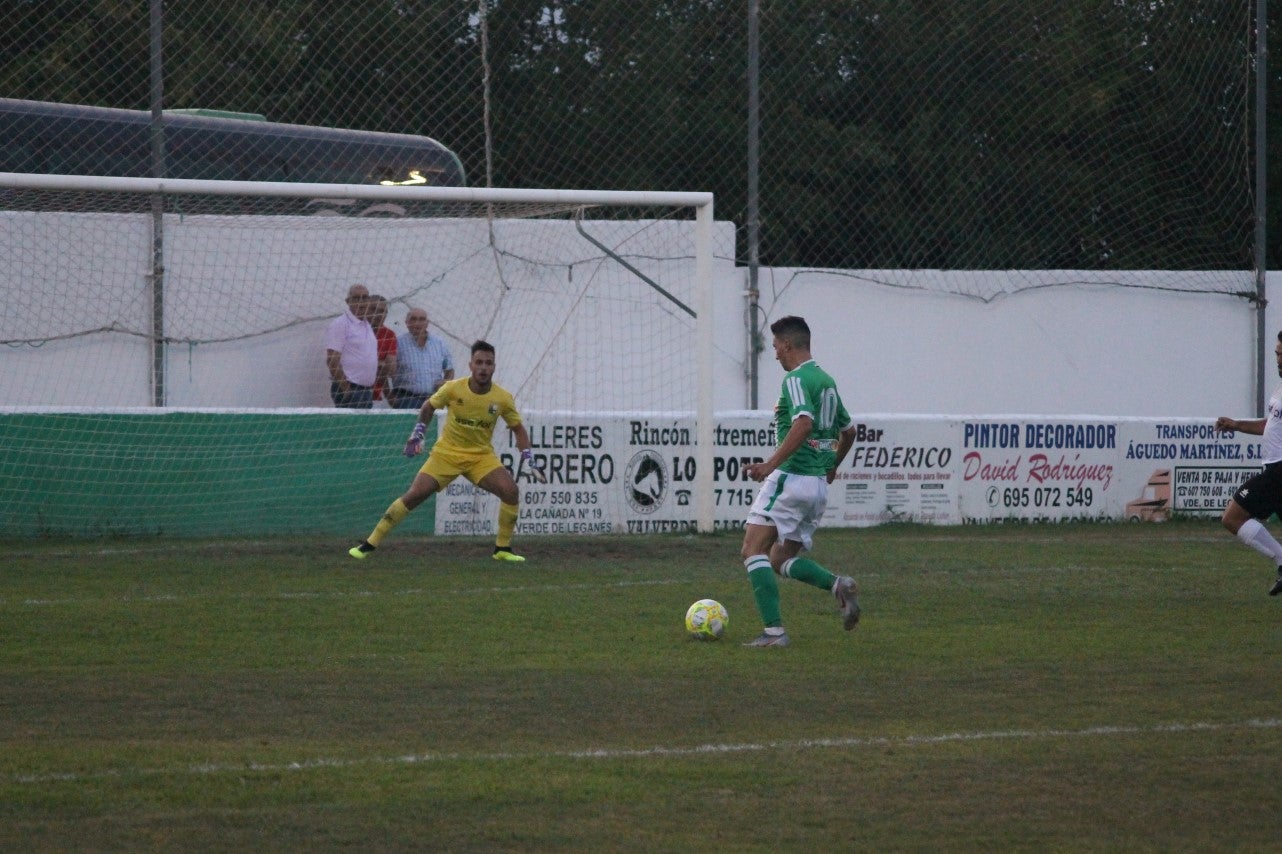 Imágenes del encuentro de la primera jornada de liga de Tercera División disputado en el Municipal de San Roque, y que acabó con 2-1 en el marcador (25-08-2019)