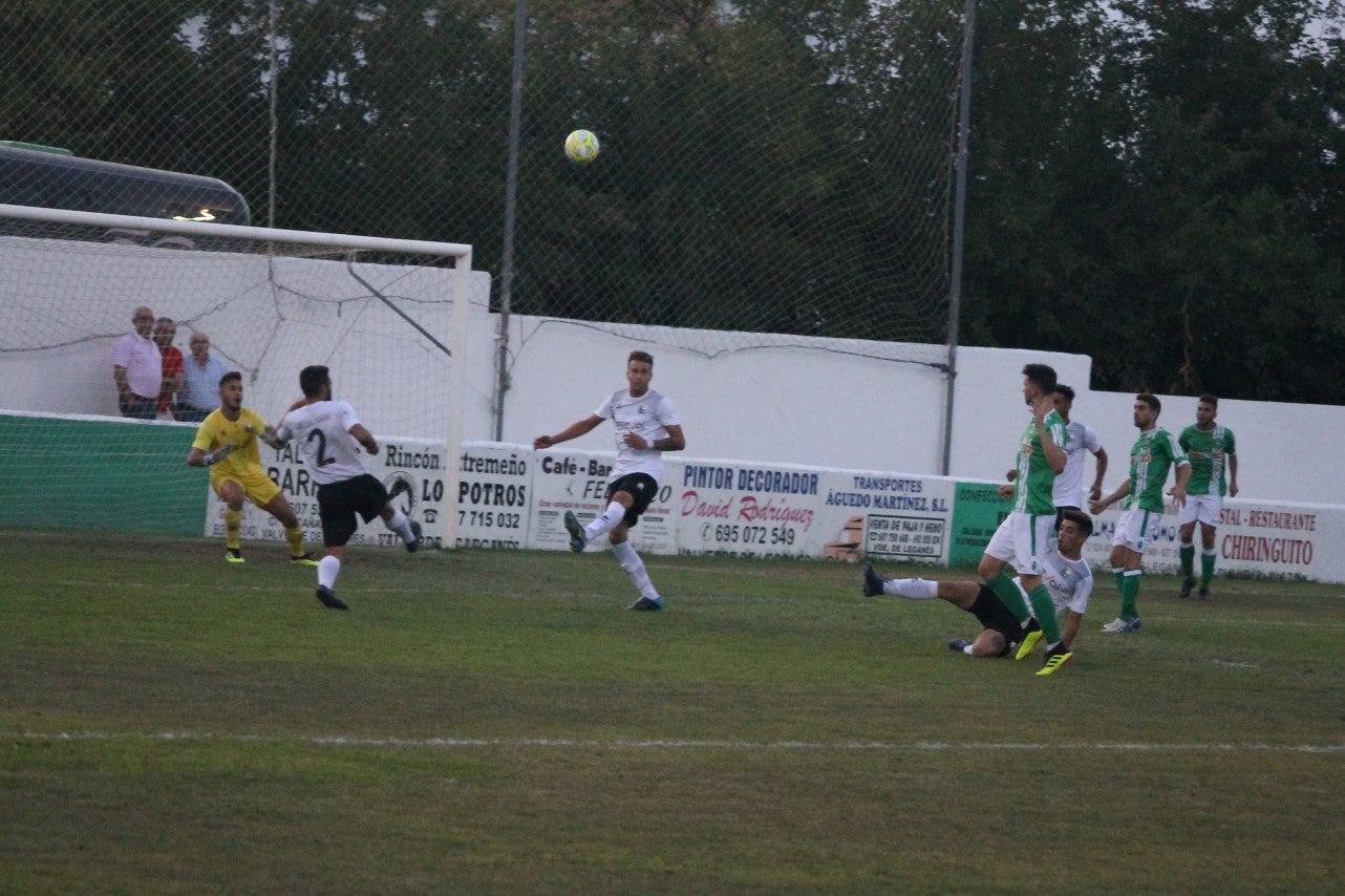 Imágenes del encuentro de la primera jornada de liga de Tercera División disputado en el Municipal de San Roque, y que acabó con 2-1 en el marcador (25-08-2019)