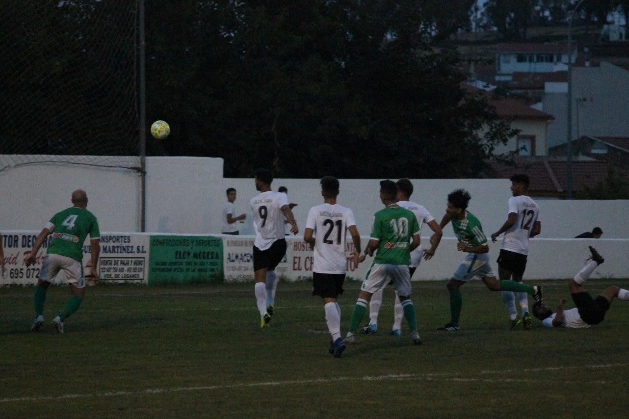 Imágenes del encuentro de la primera jornada de liga de Tercera División disputado en el Municipal de San Roque, y que acabó con 2-1 en el marcador (25-08-2019)