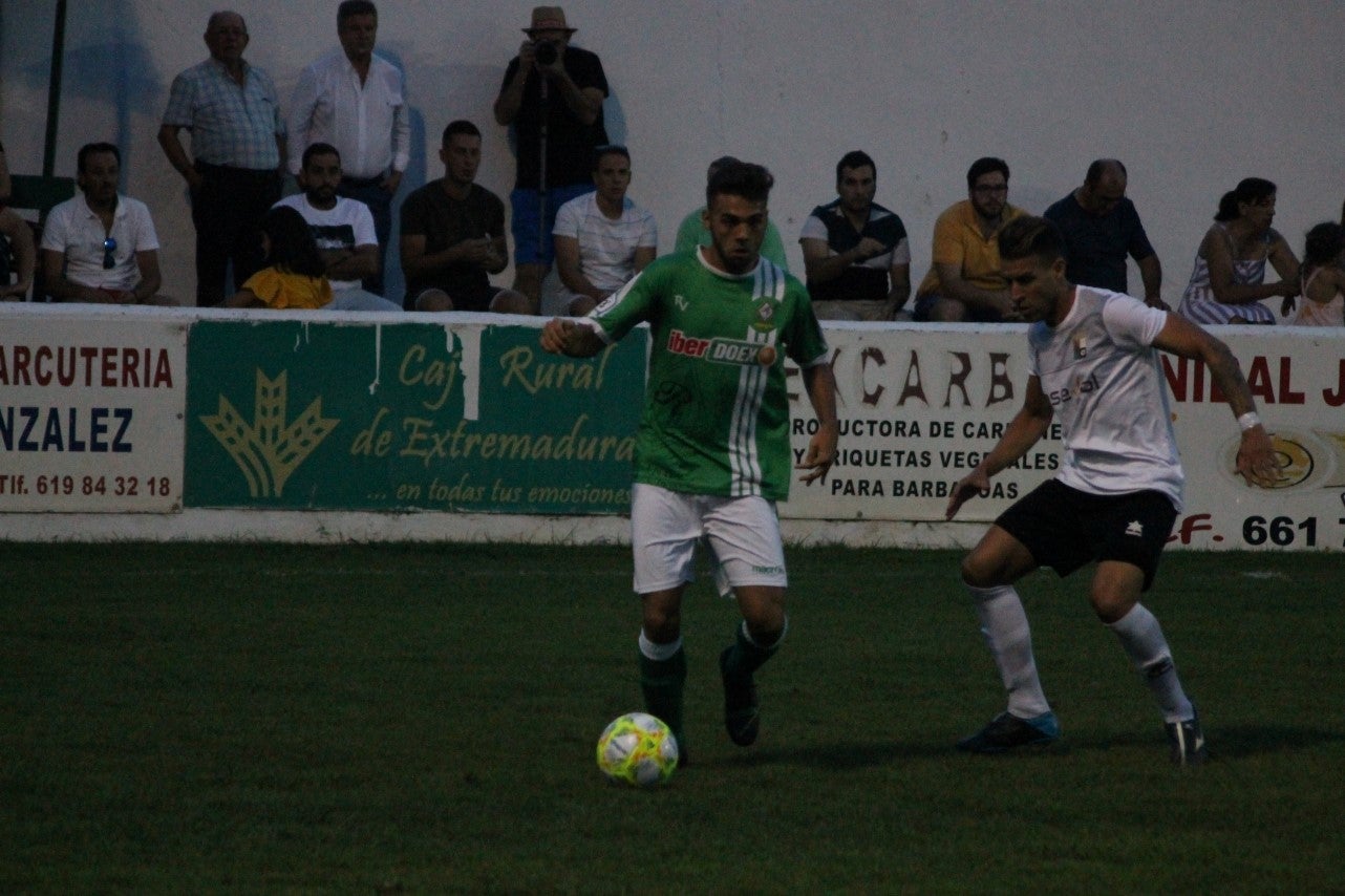 Imágenes del encuentro de la primera jornada de liga de Tercera División disputado en el Municipal de San Roque, y que acabó con 2-1 en el marcador (25-08-2019)
