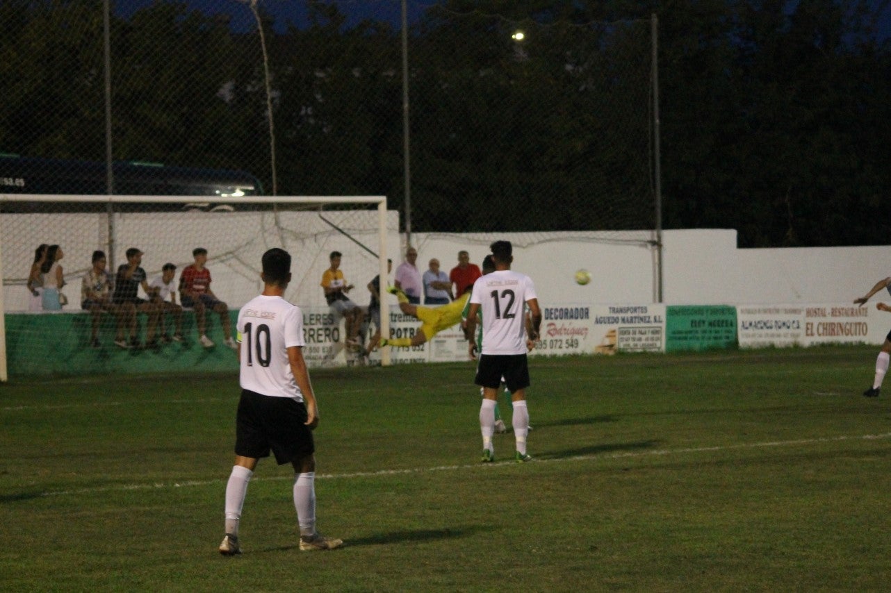 Imágenes del encuentro de la primera jornada de liga de Tercera División disputado en el Municipal de San Roque, y que acabó con 2-1 en el marcador (25-08-2019)