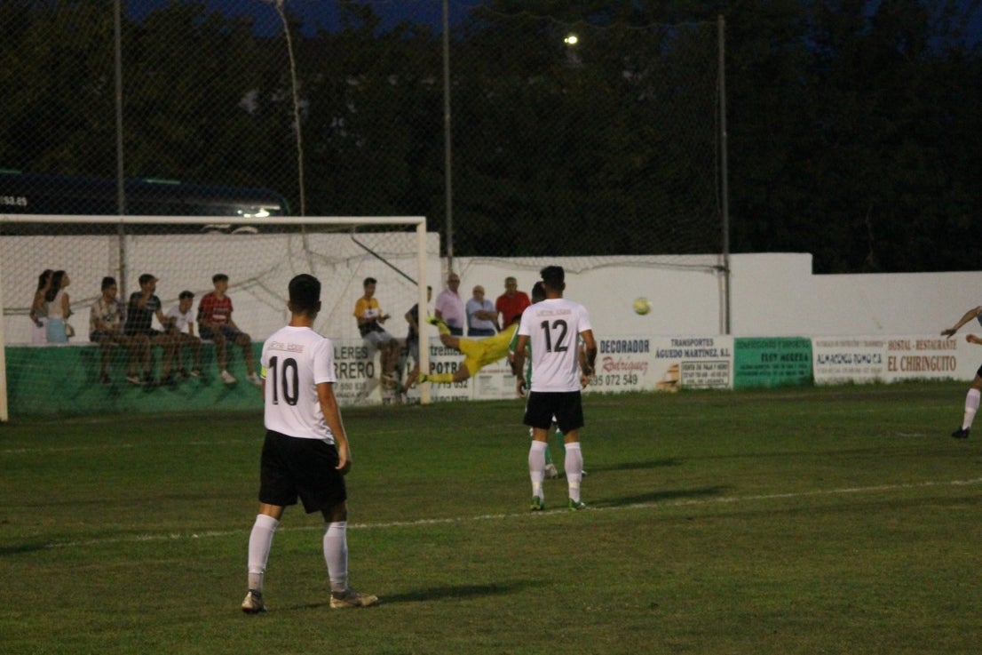 Imágenes del encuentro de la primera jornada de liga de Tercera División disputado en el Municipal de San Roque, y que acabó con 2-1 en el marcador (25-08-2019)