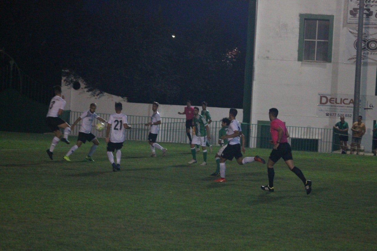 Imágenes del encuentro de la primera jornada de liga de Tercera División disputado en el Municipal de San Roque, y que acabó con 2-1 en el marcador (25-08-2019)