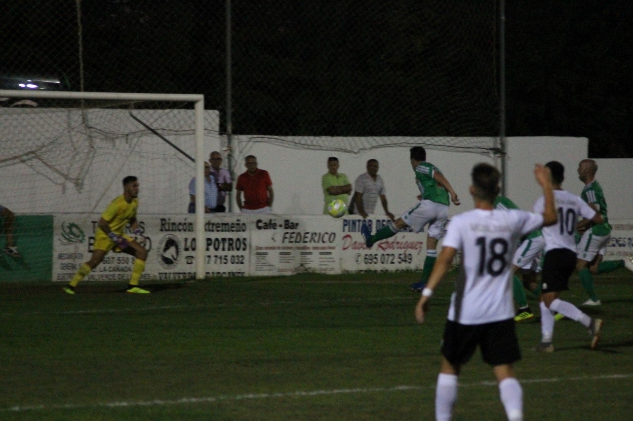 Imágenes del encuentro de la primera jornada de liga de Tercera División disputado en el Municipal de San Roque, y que acabó con 2-1 en el marcador (25-08-2019)