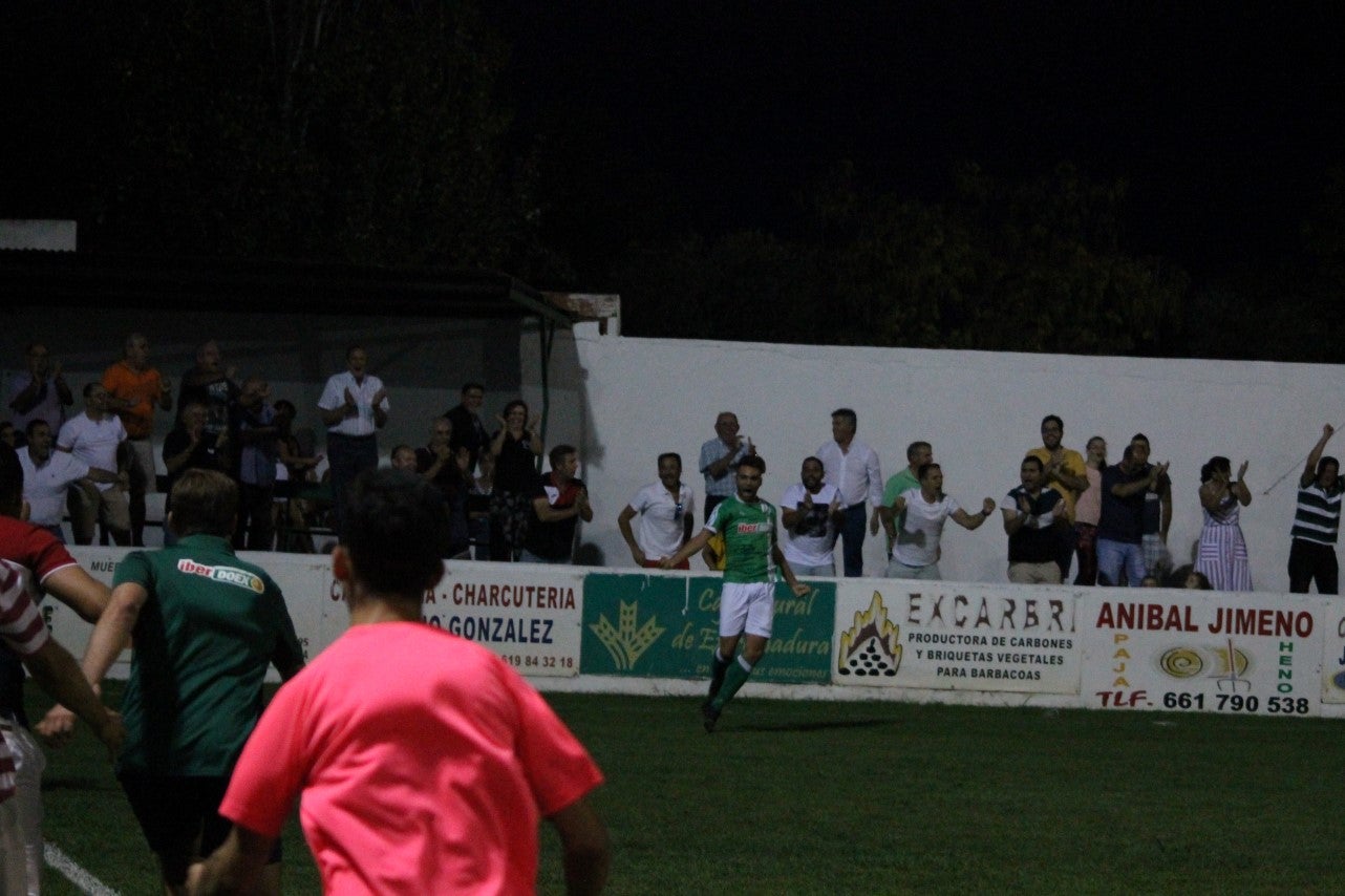 Imágenes del encuentro de la primera jornada de liga de Tercera División disputado en el Municipal de San Roque, y que acabó con 2-1 en el marcador (25-08-2019)