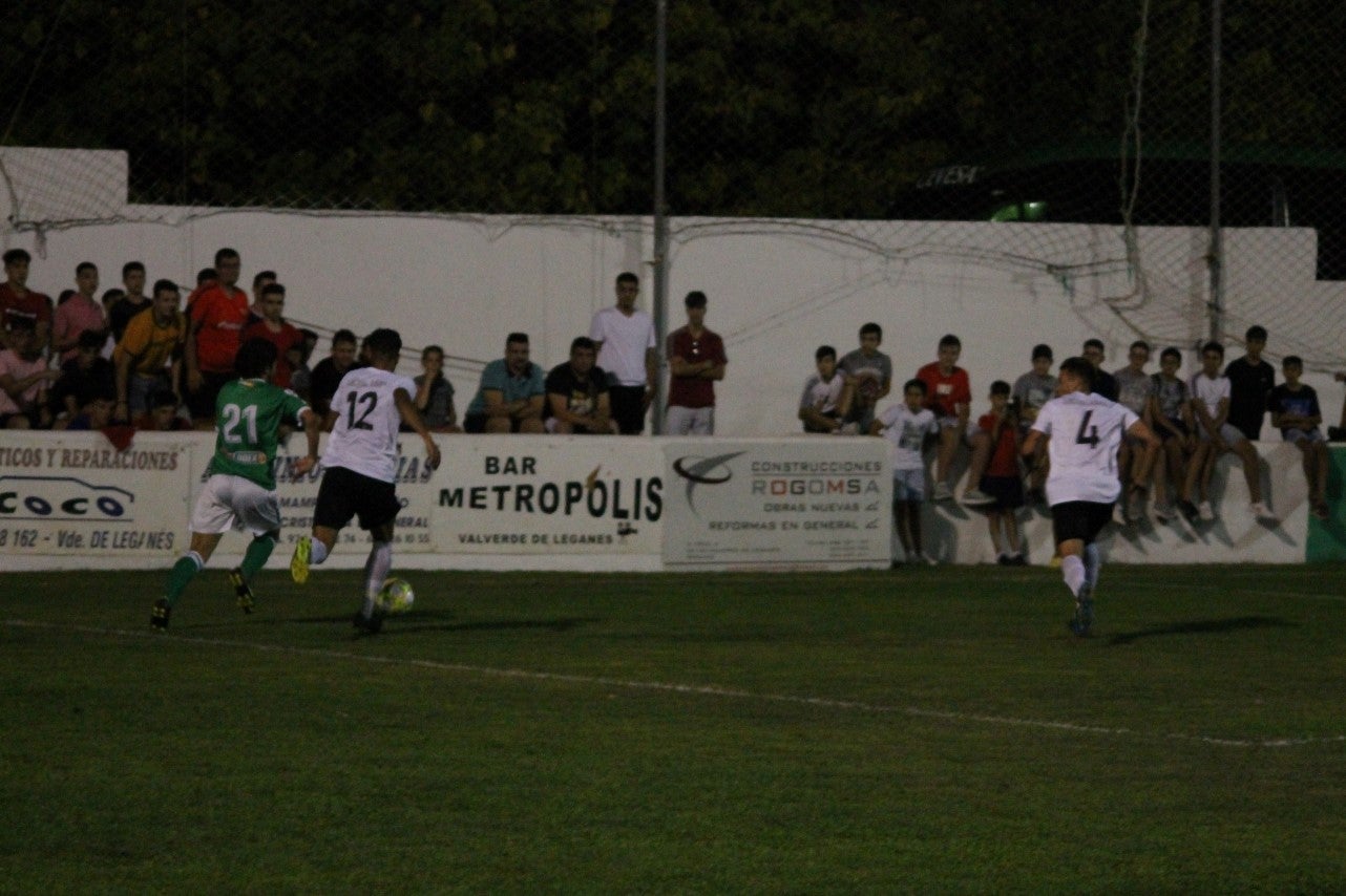 Imágenes del encuentro de la primera jornada de liga de Tercera División disputado en el Municipal de San Roque, y que acabó con 2-1 en el marcador (25-08-2019)