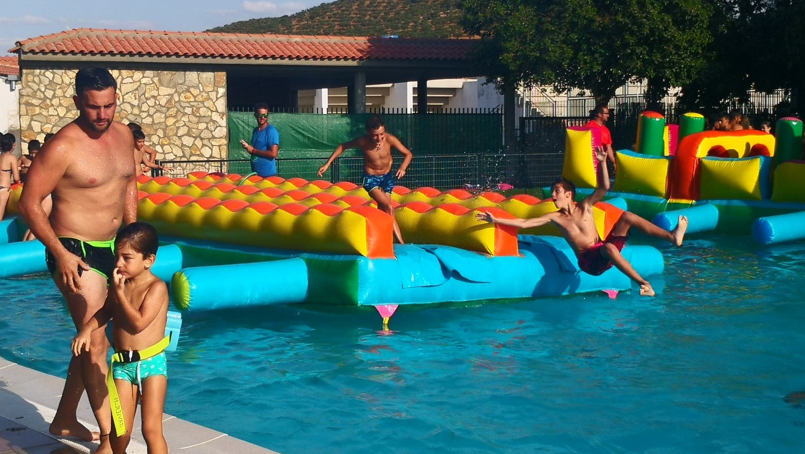 Algunas imágenes de la fiesta acuática que tuvo lugar en la piscina municipal con motivo de las ferias y fiestas (22-08-2019)