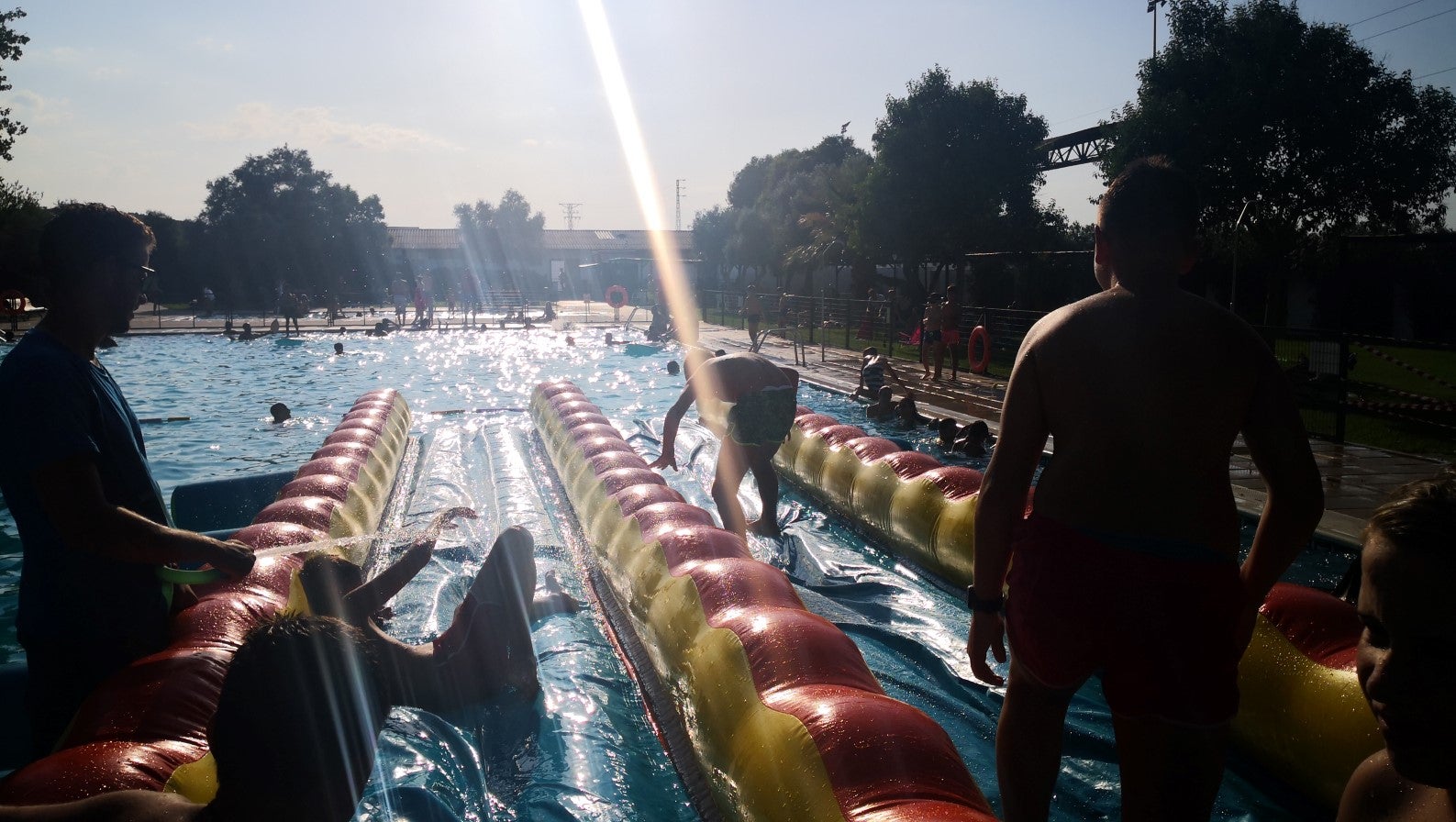 Algunas imágenes de la fiesta acuática que tuvo lugar en la piscina municipal con motivo de las ferias y fiestas (22-08-2019)
