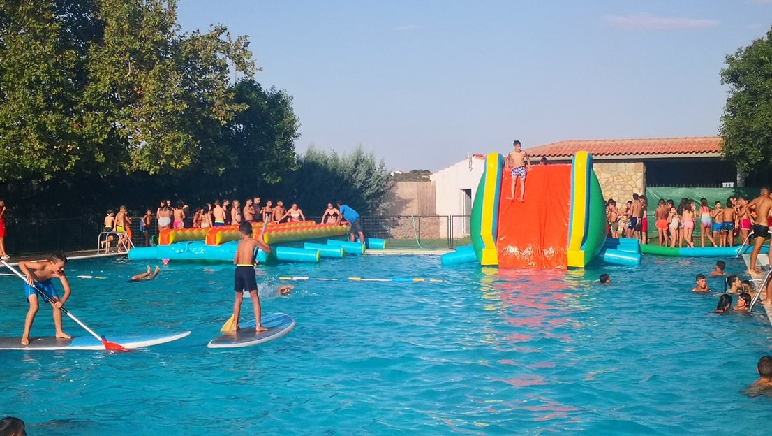 Algunas imágenes de la fiesta acuática que tuvo lugar en la piscina municipal con motivo de las ferias y fiestas (22-08-2019)