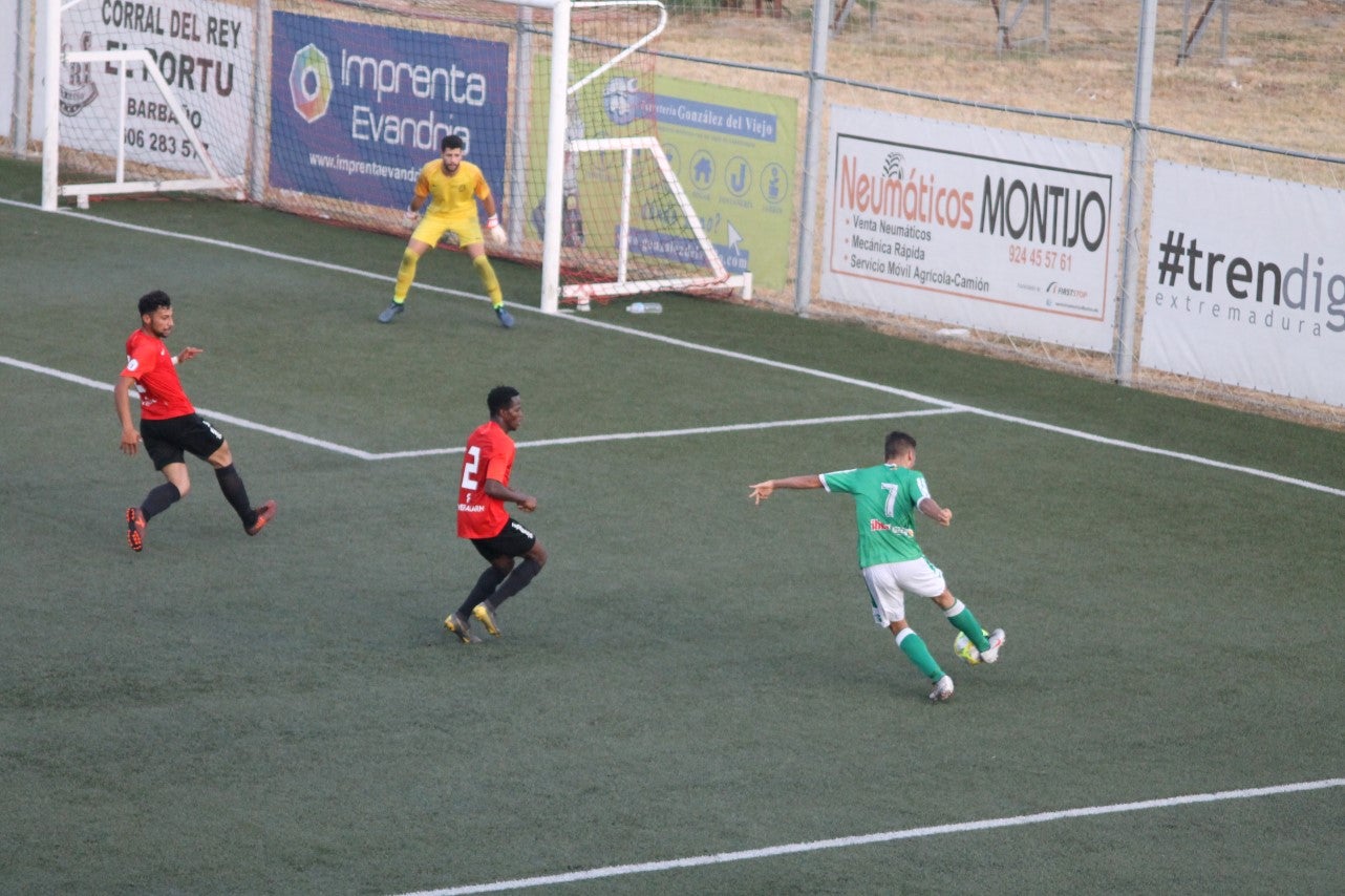 Algunas imágenes del encuentro de la segunda jornada de Tercera División disputado en el Emilio Macarro de Montijo y que terminó 2-1 (01-09-2019)