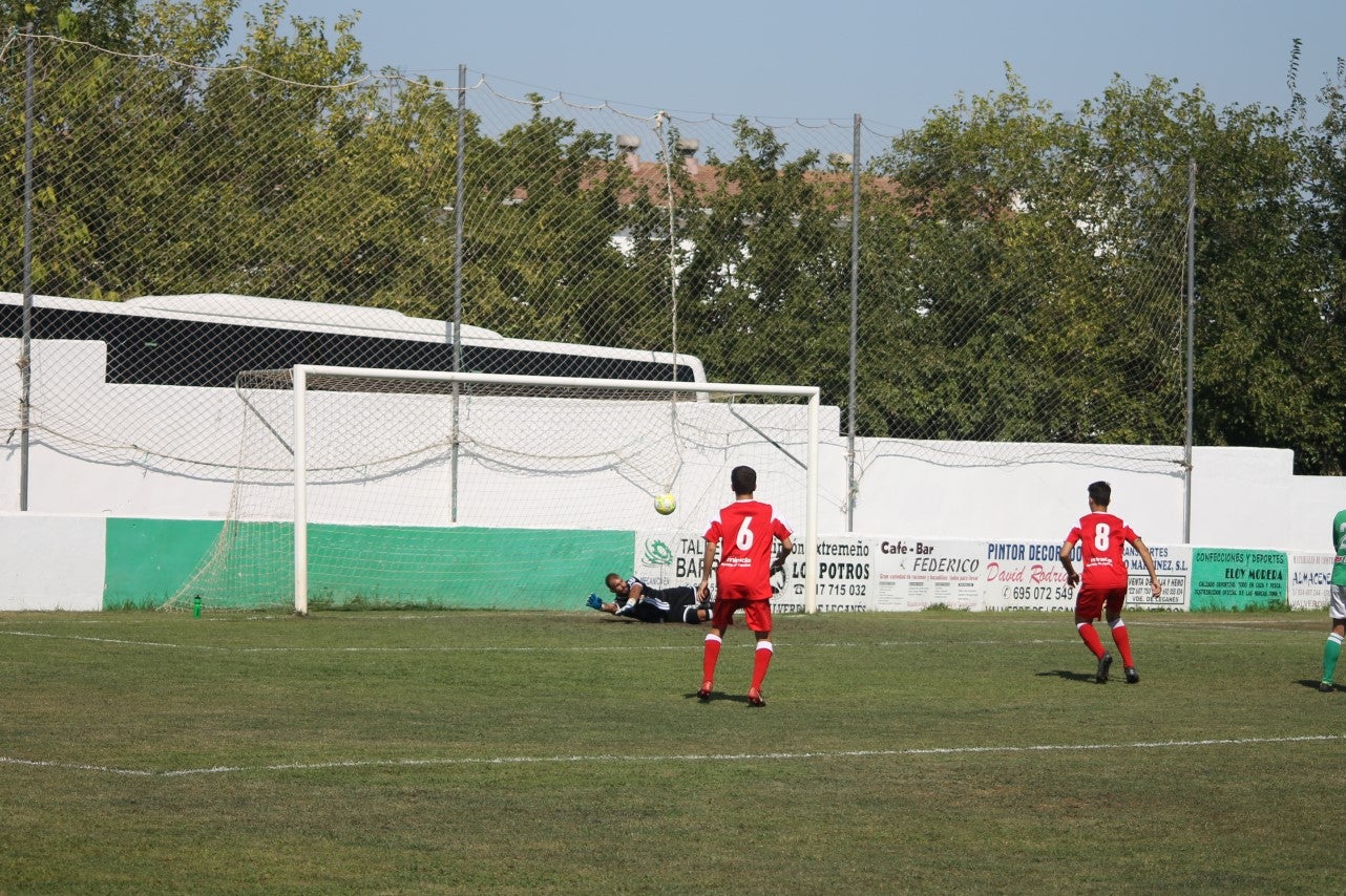 Algunas imágenes del encuentro de la tercera jornada de liga de Tercera División disputado en el Municipal de San Roque y que acabó 2-5 (08-09-2019)