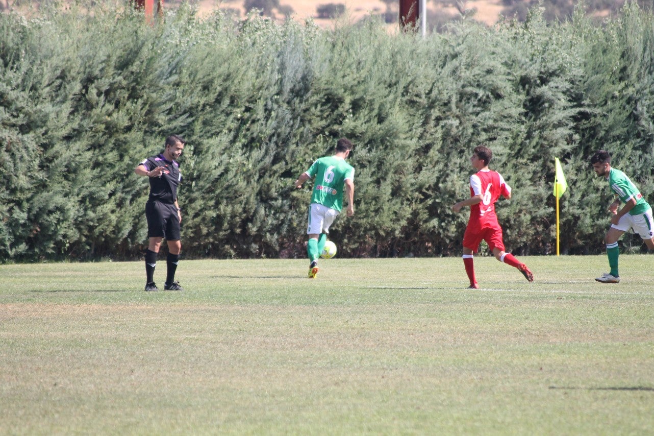 Algunas imágenes del encuentro de la tercera jornada de liga de Tercera División disputado en el Municipal de San Roque y que acabó 2-5 (08-09-2019)