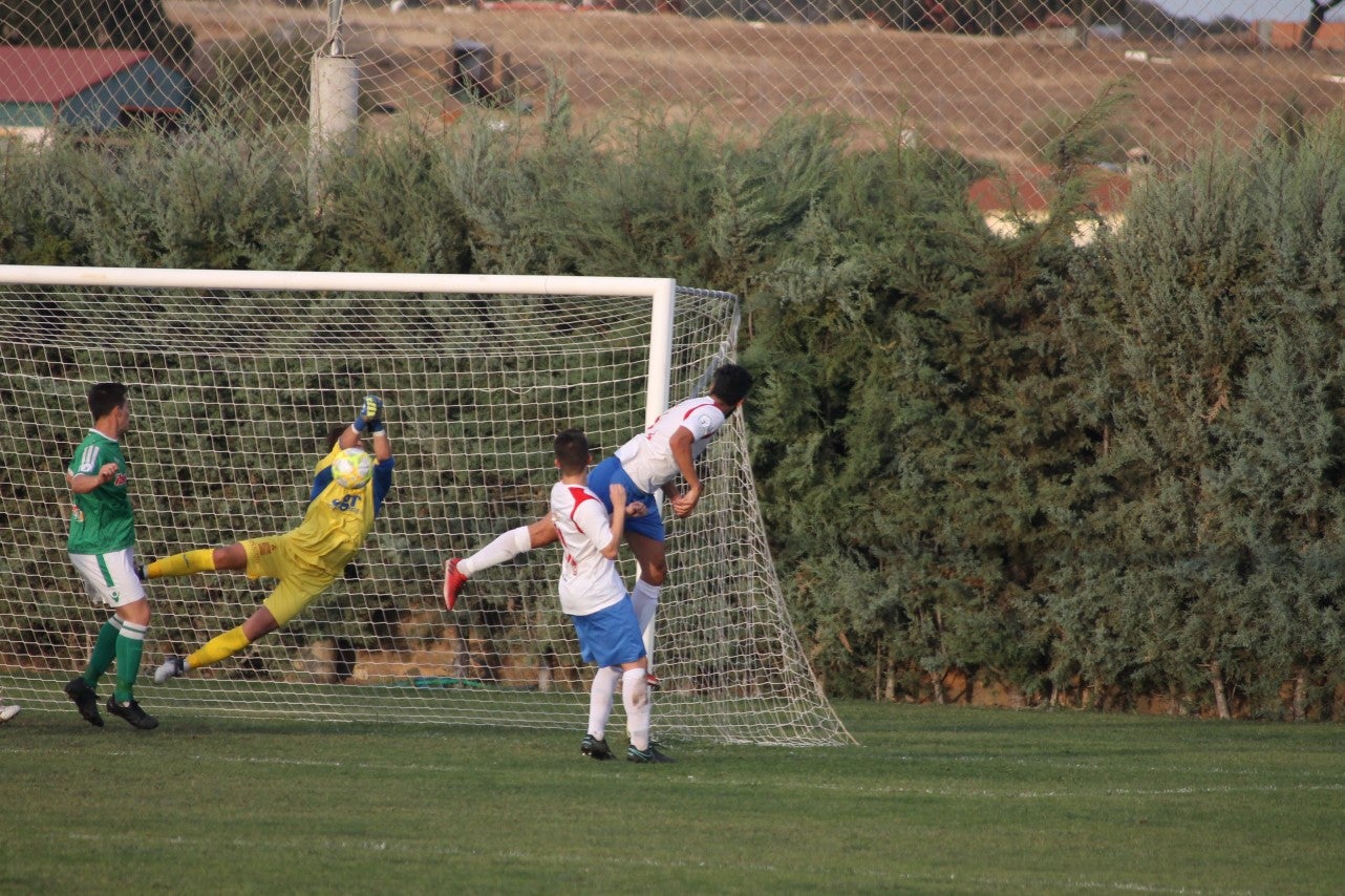 Algunas imágenes del encuentro de la quinta jornada de liga de Tercera División disputado en el Municipal de San Roque y que acabó en empate a cero. (22-09-2019)