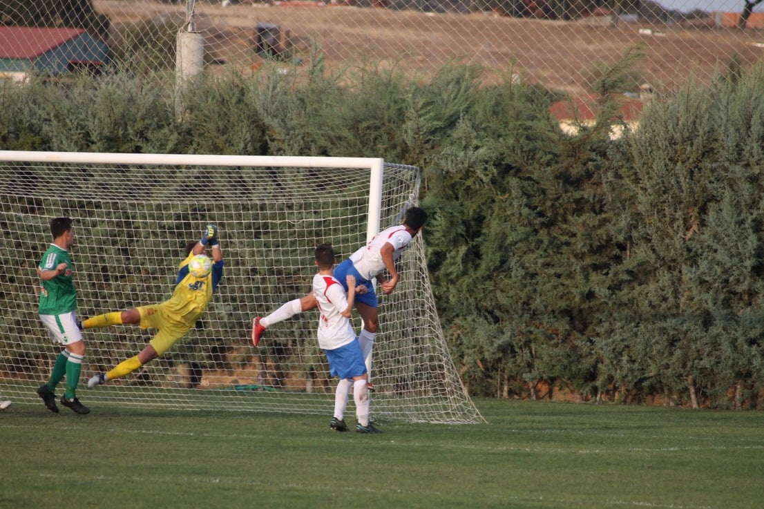 Algunas imágenes del encuentro de la quinta jornada de liga de Tercera División disputado en el Municipal de San Roque y que acabó en empate a cero. (22-09-2019)