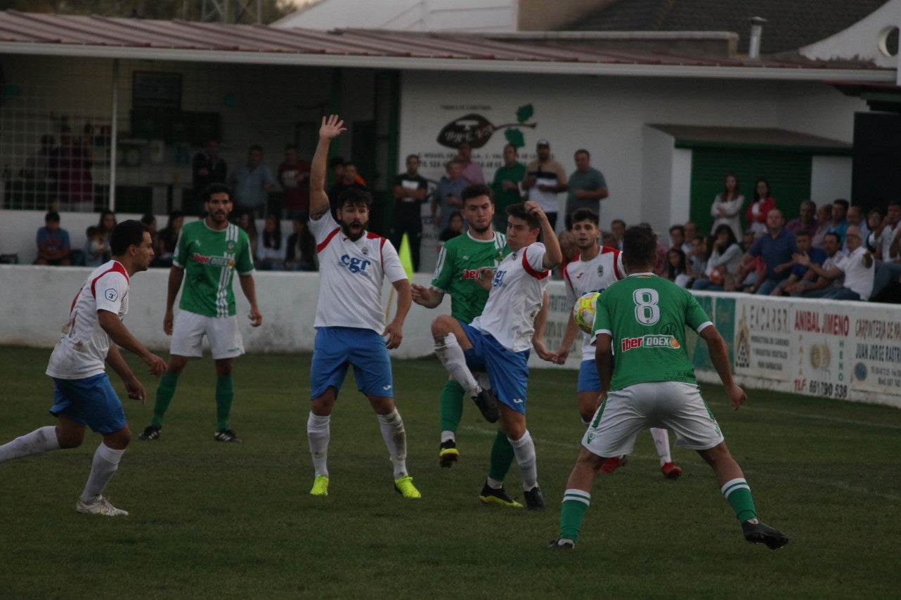 Algunas imágenes del encuentro de la quinta jornada de liga de Tercera División disputado en el Municipal de San Roque y que acabó en empate a cero. (22-09-2019)