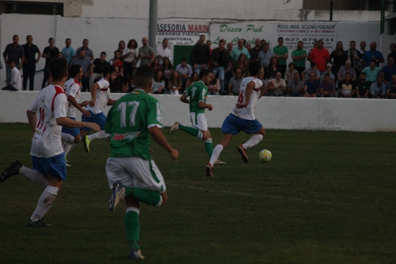 Algunas imágenes del encuentro de la quinta jornada de liga de Tercera División disputado en el Municipal de San Roque y que acabó en empate a cero. (22-09-2019)