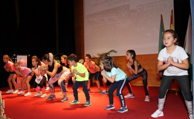 Imagen. Exhibición de zumba por los más pequeños