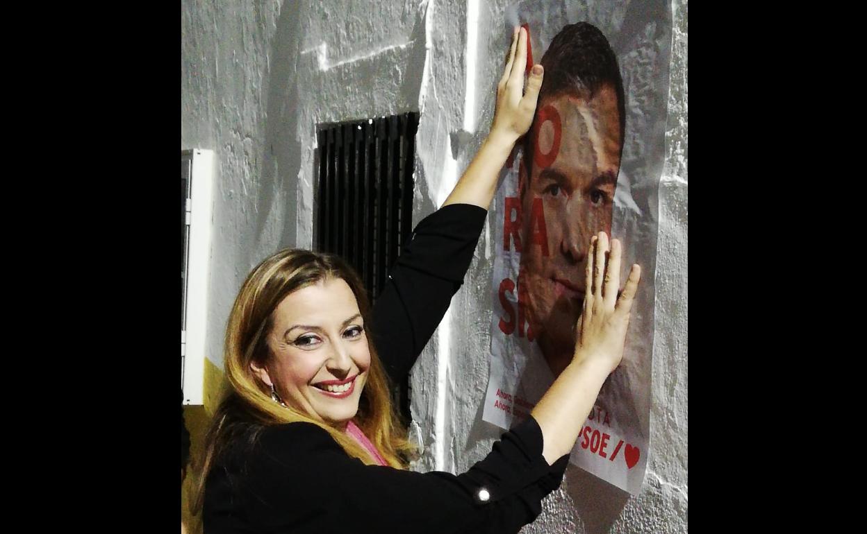 Mari Luz Chávez en la pegada de carteles