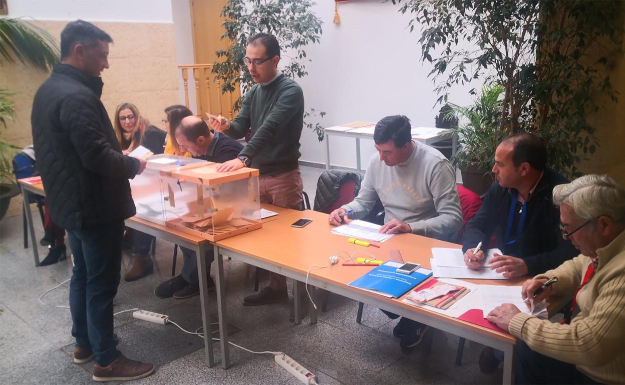 Votacinoes en una de las mesas de la Casa de la Cultura